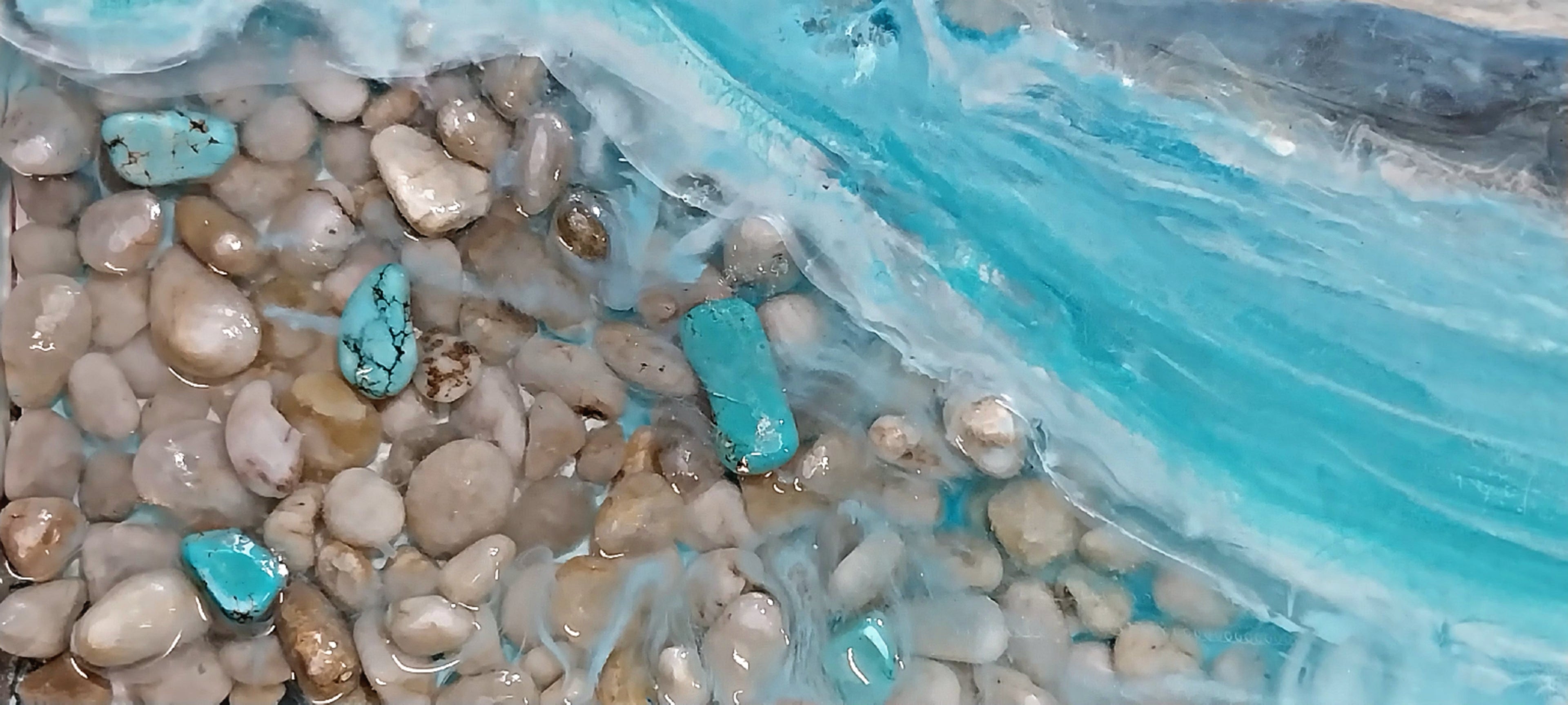 Resin Feature Wall – High Gloss Resin with Pebbles