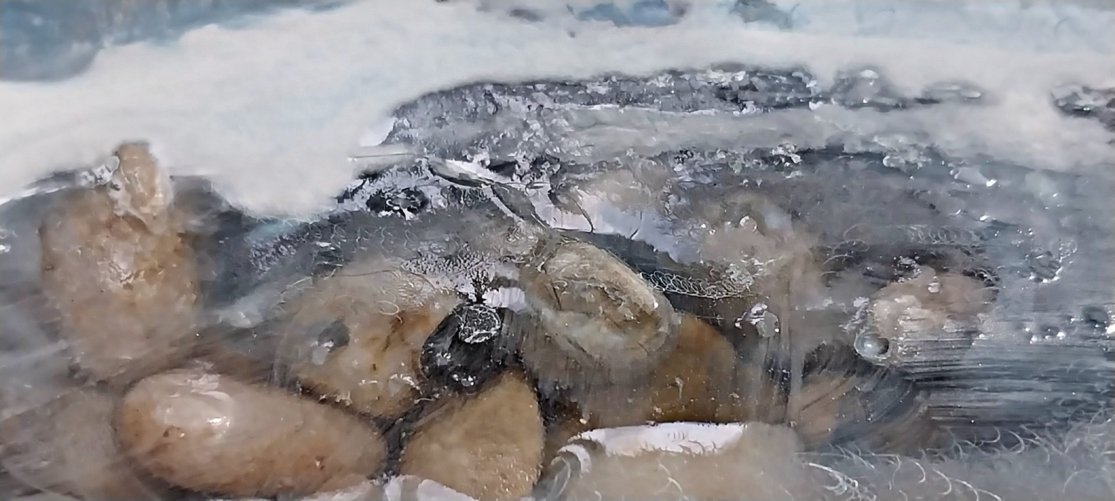 Resin Feature Wall – High Gloss Resin with Pebbles